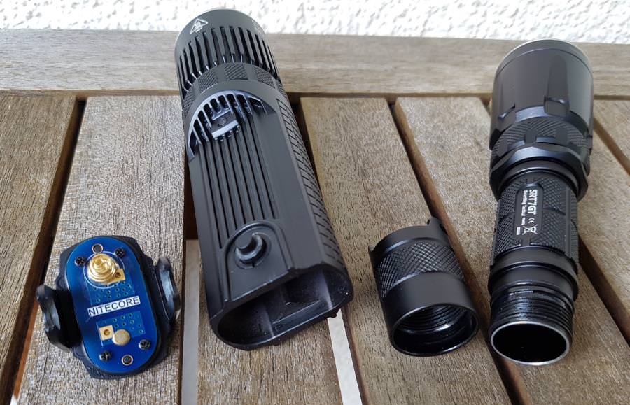 Nitecore SRT7GT und SRT9 Gehäuse und Batteriedeckel im Vergleich