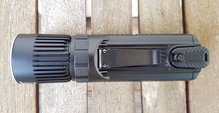 Nitecore SRT9 Taktische Taschenlampe mit großem und stabilem Clip