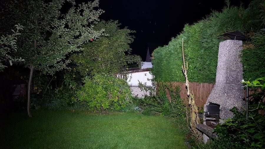 Die Olight H2R Nova Stirnlampe leuchtet mit 2300 Lumen den Garten aus