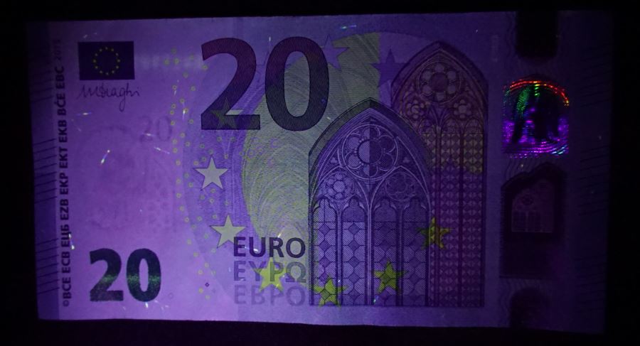Ein 20 Euro Schein unter UV-Licht einer UV-Taschenlampe
