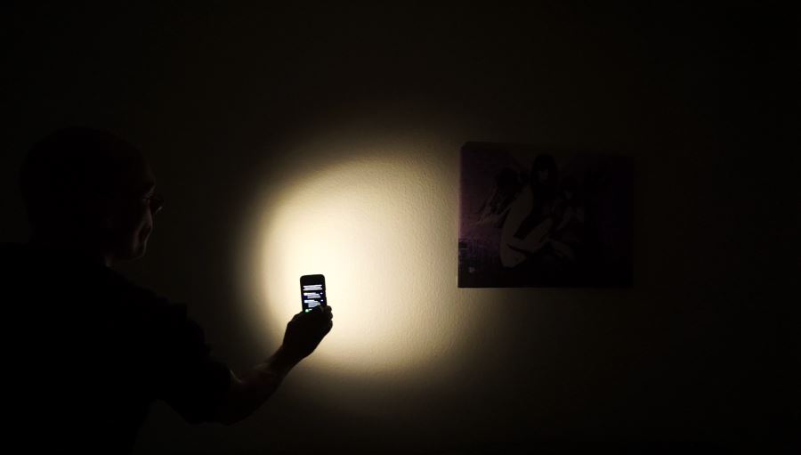 Leuchten mit einer Taschenlampen App auf dem Samsung Galaxy S7 Smartphone