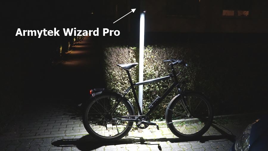 Die magnetische LED Taschenlampe Armytek Wizard Pro beleuchtet ein Fahrrad