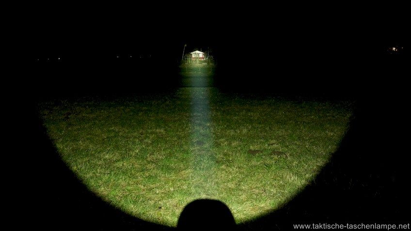 Thrower LED Taschenlampe Olight M3XS-UT Javelot leuchtet in die Weite.