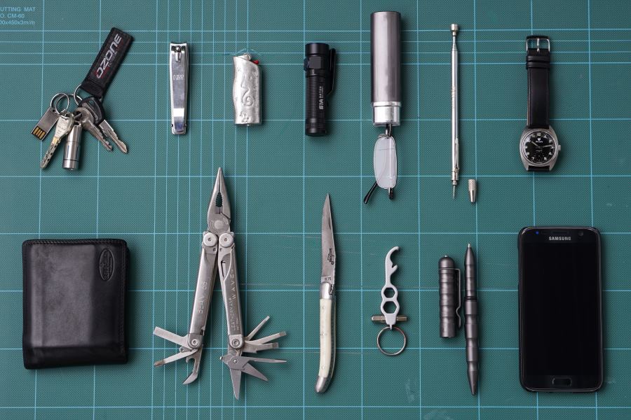 Every Day Carry (EDC) Grundausrüstung mit Taschenlampe