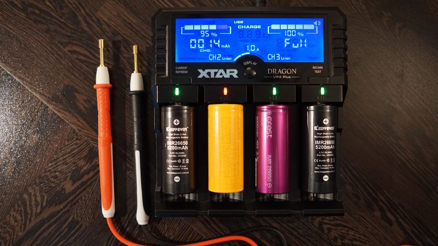 Ladegerät für 4 Batterien 18650 Akku-Ladegeräte Haushaltsbatterien & Strom 