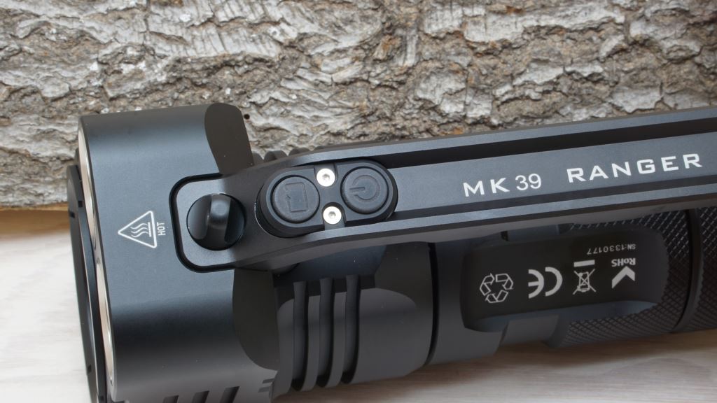Manker MK39 Ranger LED Taschenlampe mit Seitenschaltern im Griff