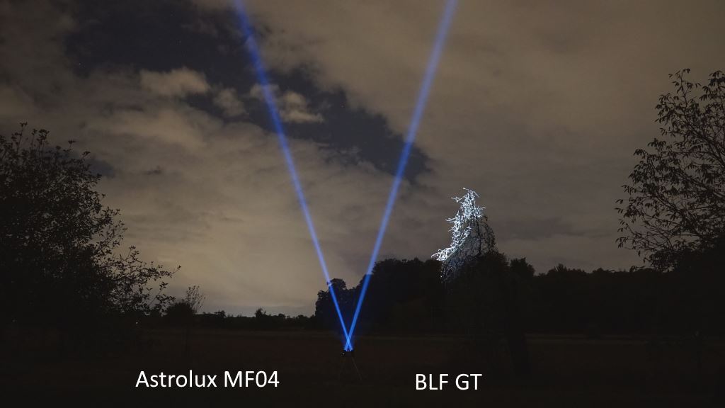 BLF GT und Astrolux MF04 strahlen überkreuzt in den Nachthimmel