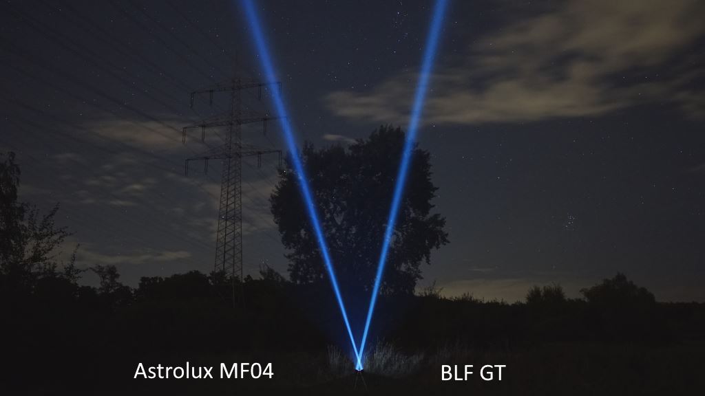 BLF GT und Astrolux MF04 strahlen überkreuzt in den Nachthimmel