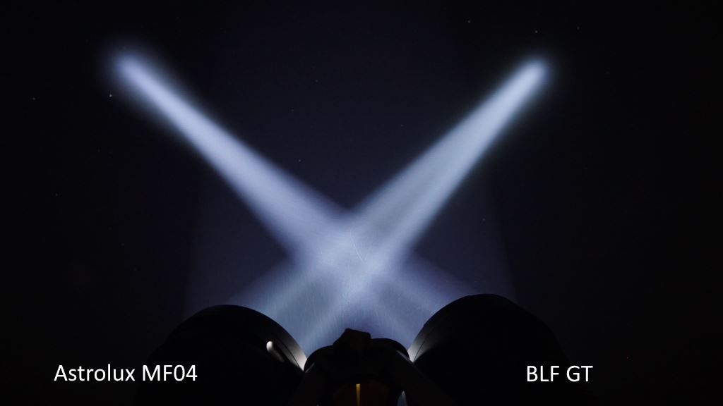 BLF GT und Astrolux MF04 strahlen überkreuzt in den Nachthimmel