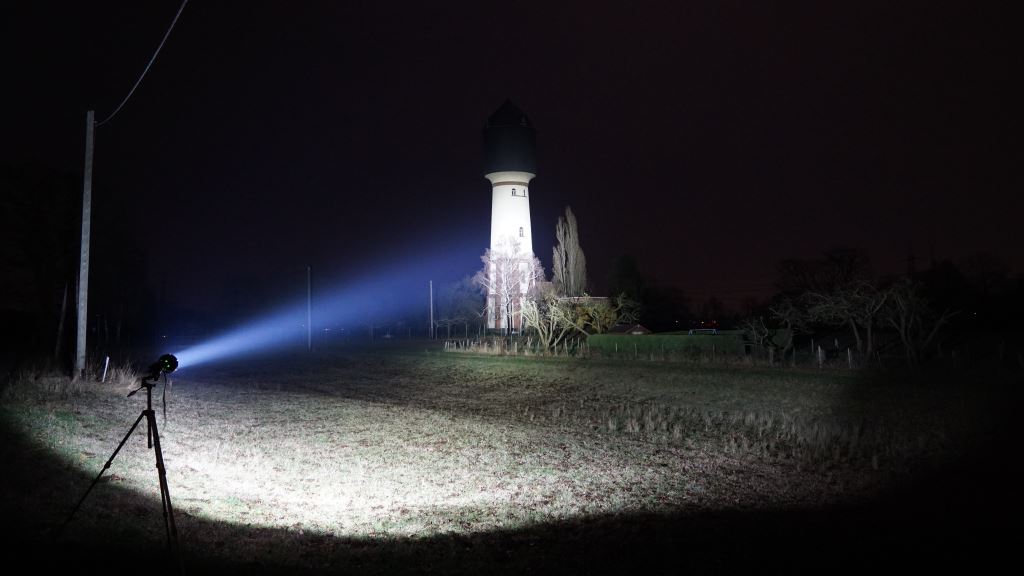 Imalent R90C leuchtet ein Wasserturm in der Ferne an