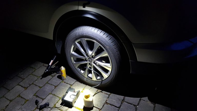 Auto Taschenlampe (Rofis R2) beleuchtet einen Reifen