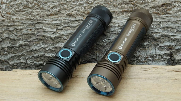 Olight Seeker 2 Pro Taschenlampen in Schwarz und Desert Tan