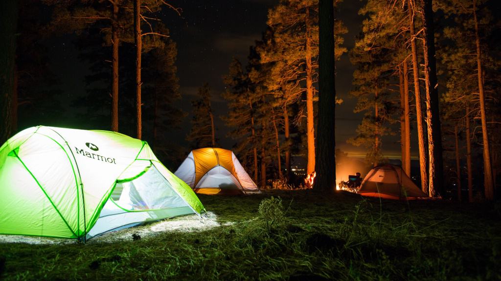 Zelte werden mit einer Campinglampe beleuchtet