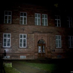Olight H1R Beamshot Gebäude