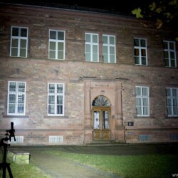 Olight H2R Beamshot Gebäude
