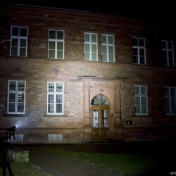 Olight M2R Beamshot Gebäude