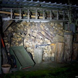 Olight M2R Beamshot Holzschuppen