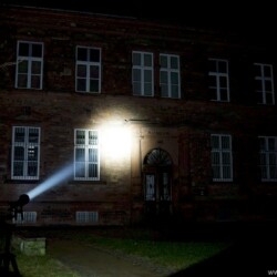 Olight M3XS-UT Javelot Beamshot Gebäude