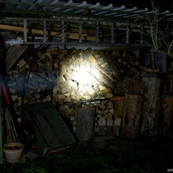 Olight M3XS-UT Javelot Beamshot Holzschuppen