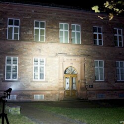 Olight R50 Pro Seeker Beamshot Gebäude Olight R50 Pro Seeker Beamshot Gebäude