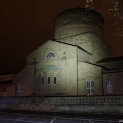 Olight R50 Pro Seeker Beamshot Friedhof Olight R50 Pro Seeker Beamshot Friedhof