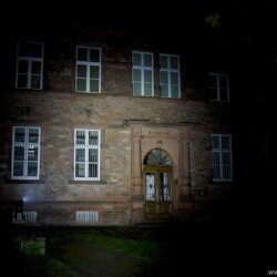 Olight S1A Baton Beamshot Gebäude