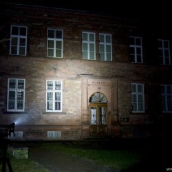Olight S30R Baton III Beamshot Gebäude