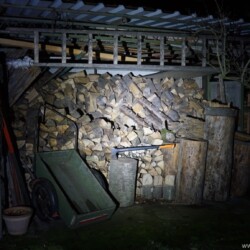 Nextorch TA30 Beamshot Holzschuppen Nextorch TA30 Beamshot Holzschuppen