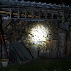Klarus G35 Beamshot Holzschuppen Klarus G35 Beamshot Holzschuppen
