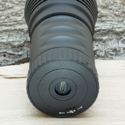 Olight X7R Marauder Ladeport freigelegt Olight X7R Marauder Ladeport freigelegt