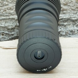 Olight X7R Marauder Ladeport freigelegt Olight X7R Marauder Ladeport freigelegt