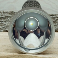 Blick in den Reflektor der ThruNite Catapult V6 ThruNite Catapult V6 Mini Thrower